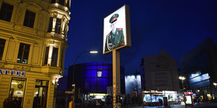 Blick auf das Panorama "Die Mauer" des Künstlers Yadegar Asisi am Checkpoint Charlie