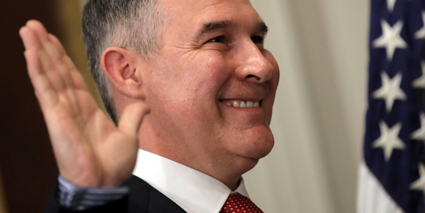 Scott Pruitt hebt die Hand