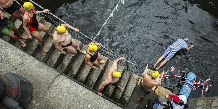 Schwimmer auf dem Weg treppab zum Wasser