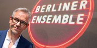 Oliver Reese mit Berliner-Ensemble-Signet