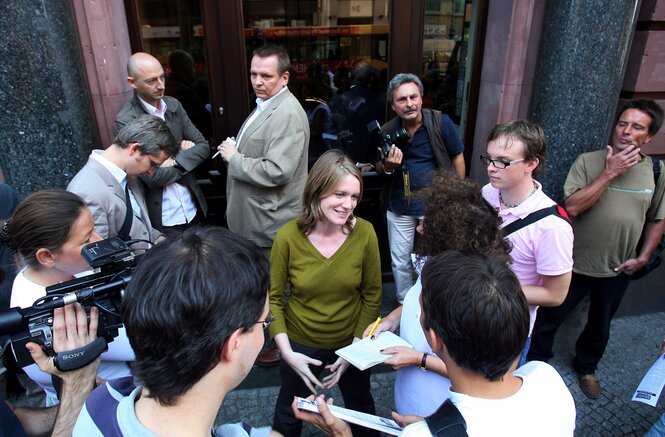 Lucy Redler umringt von Erwerbslosen bei einem Protest 2006