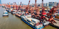 Container stapeln sich am Containerterminal im Hafen der Milionenstadt Guangzhou