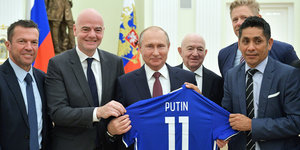 Sportfunktionäre, Promis und Putin mit einem Trikot