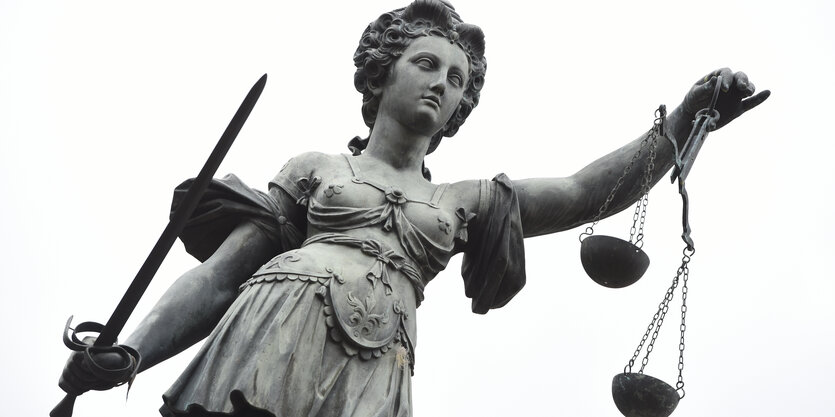 Justitia-Statue mit Waage