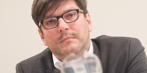 Berlins Justizsenator Dirk Behrendt spricht in ein Mikrofon