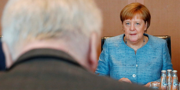 Der Hinterkopf Horst Seehofers, der Angela Merkel gegenüber sitzt