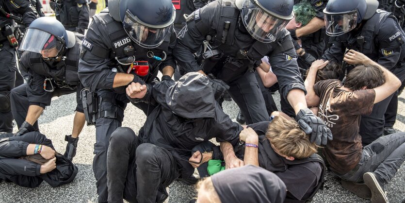 Polizisten lösen Sitzblockade auf