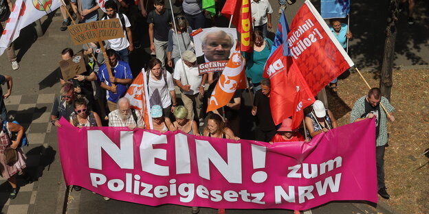 Menschen tragen ein Transparent mit der Aufschrift "Nein zum Polizeigesetz"