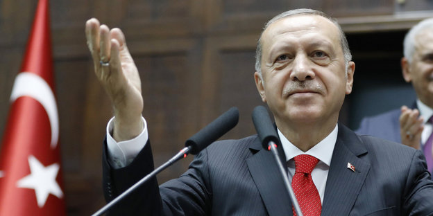 Türkeis Präsident Erdoğan hebt die Hände