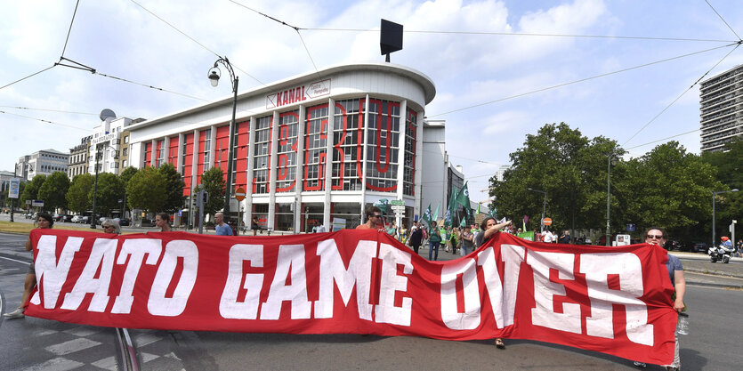 Anti-Nato-Demonstranten mit einem Transparent