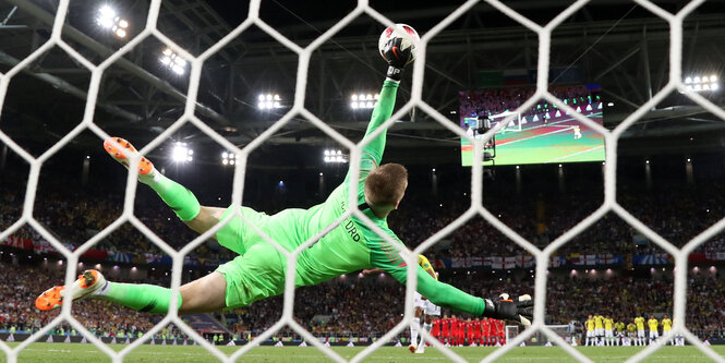 Jordan Pickford hält einen Elfmeter