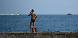Jemand steht an einem Pier in Sotschi