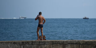 Jemand steht an einem Pier in Sotschi