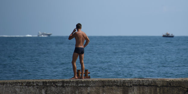 Jemand steht an einem Pier in Sotschi