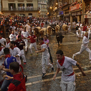 Teilnehmer der Stierhatz laufen durch die Gassen von Pamplona Teilnehmer der Stierhatz laufen durch die Gassen von Pamplona