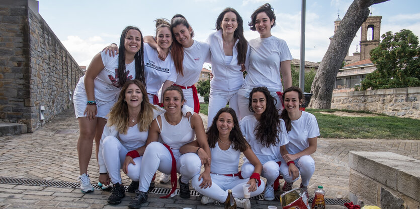 Eine Gruppe Frauen vor dem Stadtfest in Pamplona