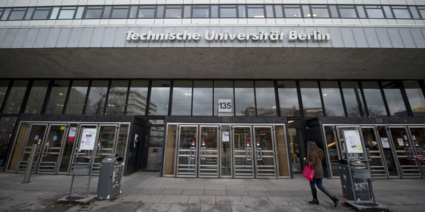 Eingang zu einem Bürogebäude. Über der Tür der Schriftzug "Technische Universität Berlin"