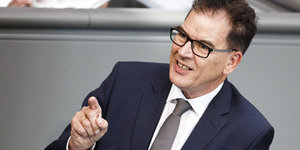 Bundesentwicklungsminister Gerd Müller (CSU) redet und gestikuliert im Bundestag
