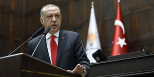 Erdoğan spricht an einer Kanzel