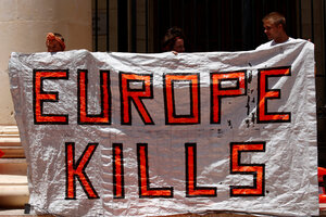 Drei Menschen halten ein Plakat hoch, auf dem steht: Europe kills Drei Menschen halten ein Plakat hoch, auf dem steht: Europe kills