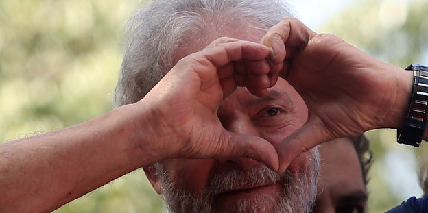 Luiz Inácio Lula da Silva formt mit seiner Hand ein Herz