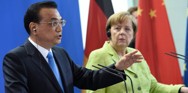 Chinas Ministerpräsident Li im schwarzen Anzug neben Angela Merkel, die einen apfelgrünes Jackett trägt