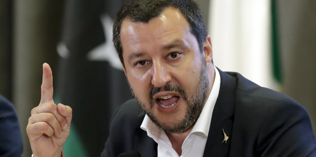 Matteo Salvini hebt seinen rechten Finger