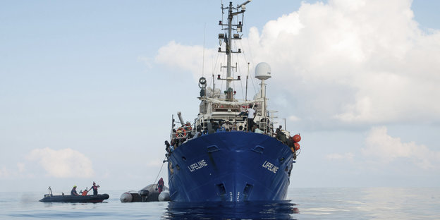 Das Schiff „Lifeline“ einer deutschen Hilfsorganisation rettet Menschen auf dem Mittelmeer