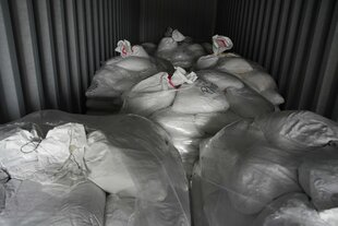 Weiße Säcke in einem Container