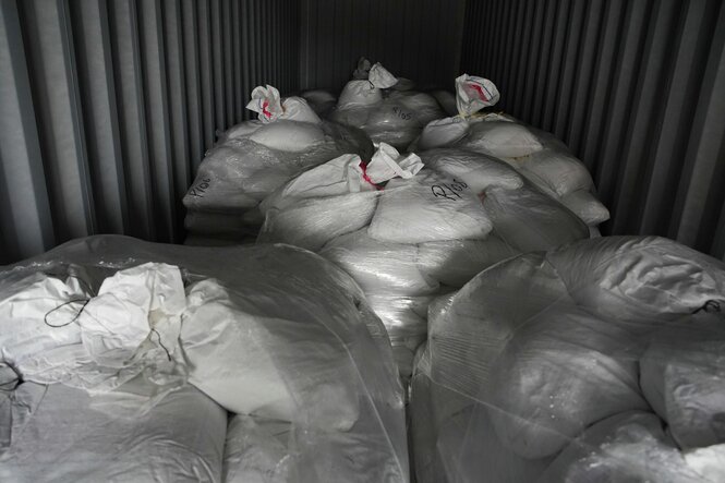 Weiße Säcke in einem Container