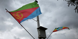 Die äthiopische und die eritreische Flagge wehen am gleichen mast
