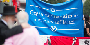 Zwei Menschen stehen vor einem Banner