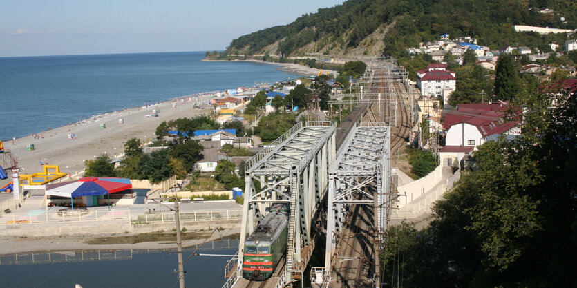 Bahngleise in der Nähe eines Meeres