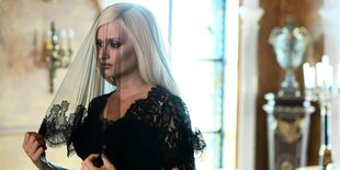 Penélope Cruz als Donatella Versace mit blonder Perücke und schwarzem Schleier