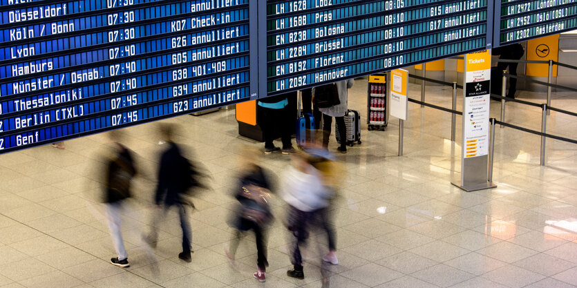 Flughafentafel zeigt annullierte Flüge an