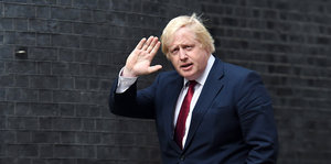 Boris Johnson, bisheriger britischer Außenminister, kommt winkend in der Downing Street an