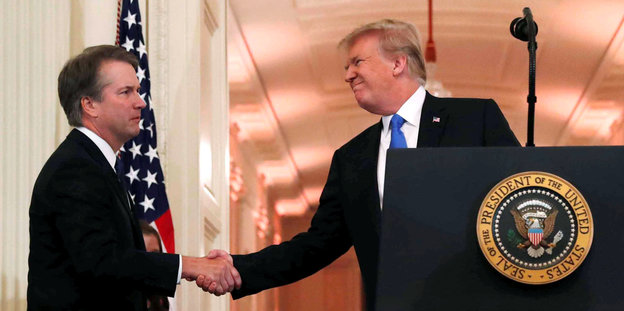 Brett Kavanaugh schüttelt die Hand von Donald Trump