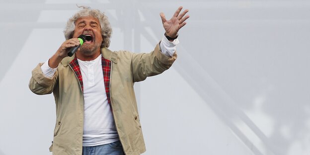 Beppe Grillo von der italienischen Fünf-Sterne-Bewegung spricht auf einer Bühne