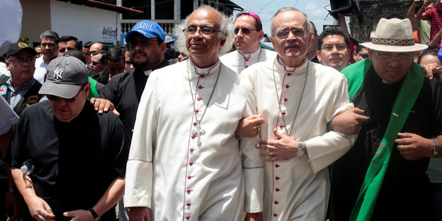 Der Kardinal Leopoldo Brandes und der Bischof Silvio Báez kommen bei den Protesten in Diriamba an