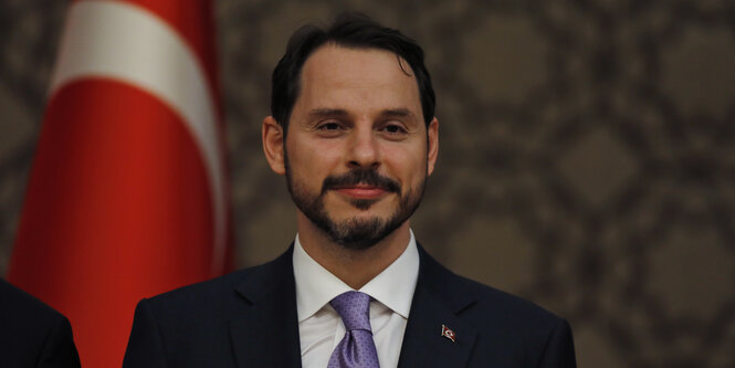 Berat Albayrak trägt einen Anzug und schaut fröhlich