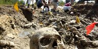 Forensiker exhumieren Skelettteile von Opfern des Srebrenica-Massakers auf einem Massengrab in Bosnien