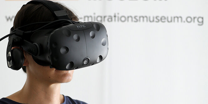 Frau mit Virtual-Reality-Brille