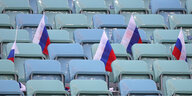Russische Fahnen liegen vor dem Spiel auf der leeren Tribüne.