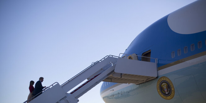 Donald und Melania Trump steigen in Flugzeug