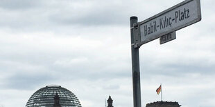 Straßenschild vor dem Reichstag: Habil-Kılıç-Platz