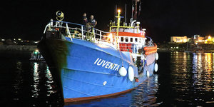 Das Schiff der NGO "Jugend Rettet". Ein alter blauer Schiffkutter mit dem Namen "Iuventa" liegt im Hafen.