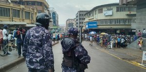 Uniformierte Polizisten auf einer Straße in Uganda