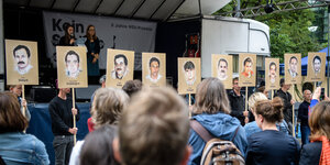 Auf einer Kundgebung vor dem NSU-Prozess werden Bilder der NSU-Opfer hochgehalten