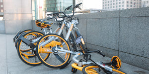Leihfahrräder von Obike stehen und liegen am Potsdamer Platz