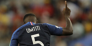 Samuel Umtiti jubelt nach Sieg gegen Belgien.